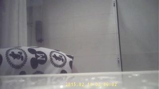 妈的小奶诗诗洗澡被偷拍，湿身诱惑太骚了