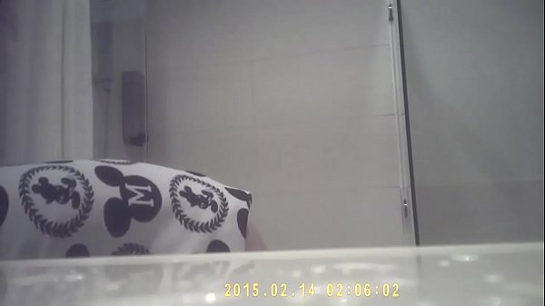 妈的小奶诗诗洗澡被偷拍，湿身诱惑太骚了