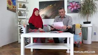 Cewek merah jilbab merah ini doyan banget sama kontol keras dan gede.