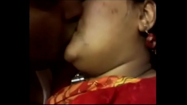 Desi aunty lagi siap-siap mandi, celana dalemnya basah semua