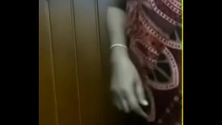 Bokep tante India montok, buah dadanya besar dipencet sampe keluar.