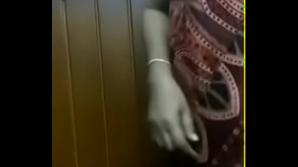Bokep tante India montok, buah dadanya besar dipencet sampe keluar.