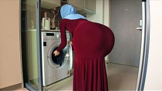 Ibu tiri berhijab, pantat bulatnya bikin pandangan nakalku kepergok.