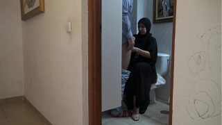 Ibu tiri Turki selingkuh dengan anak tiri Inggris di London, malam panas di apartemen.