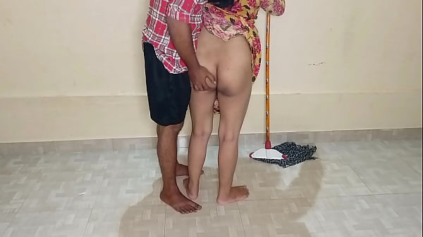 कमरे में पोछा लगा रही कामवाली आंटी को जोर से चूसवा कर चोदा, गंदी हिन्दी आवाज में