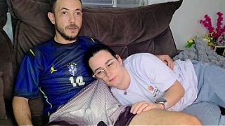 Kakak tiri digoda abang tiri pas nonton bola Brasil, makin panas makin liar