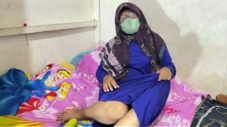Wanita berhijab lagi mainin diri sendiri, basah kuyup, napas tersengal-sengal.
