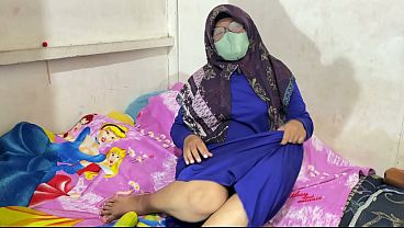 Wanita berhijab lagi mainin diri sendiri, basah kuyup, napas tersengal-sengal.
