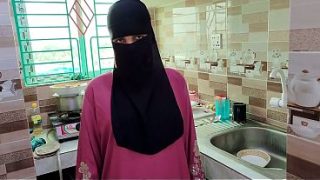 Selagi istri pergi, suami mesum ngewe babu hijab di rumah sepi.