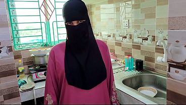 Selagi istri pergi, suami mesum ngewe babu hijab di rumah sepi.