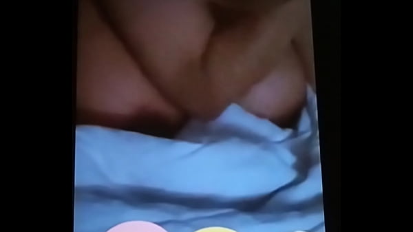 Ibu rumah tangga Arab pamer payudara ke bule Desi di Dubai